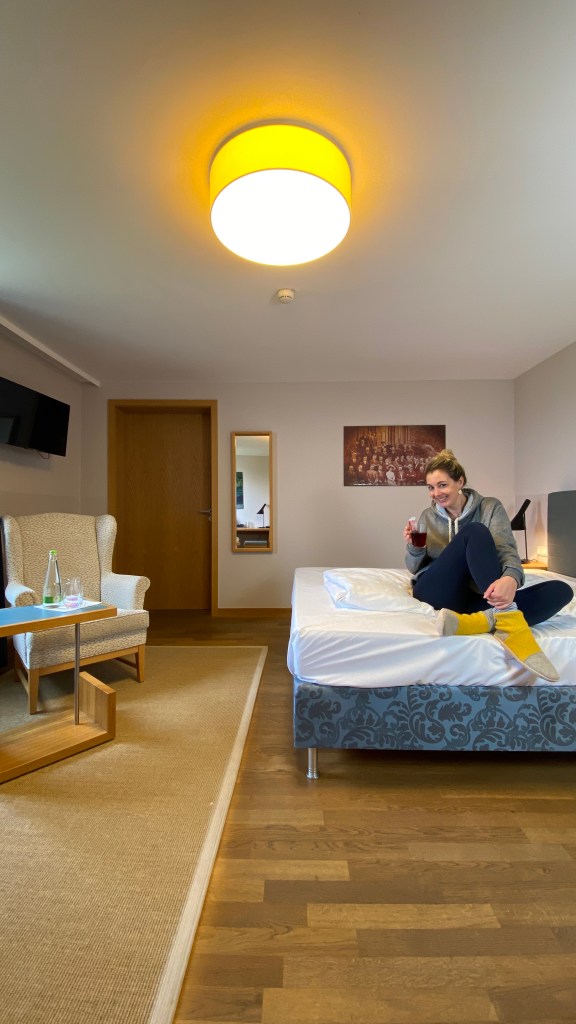 Anna-Lena Tacke mit den weichen Hausschuhen von Süßstoff.