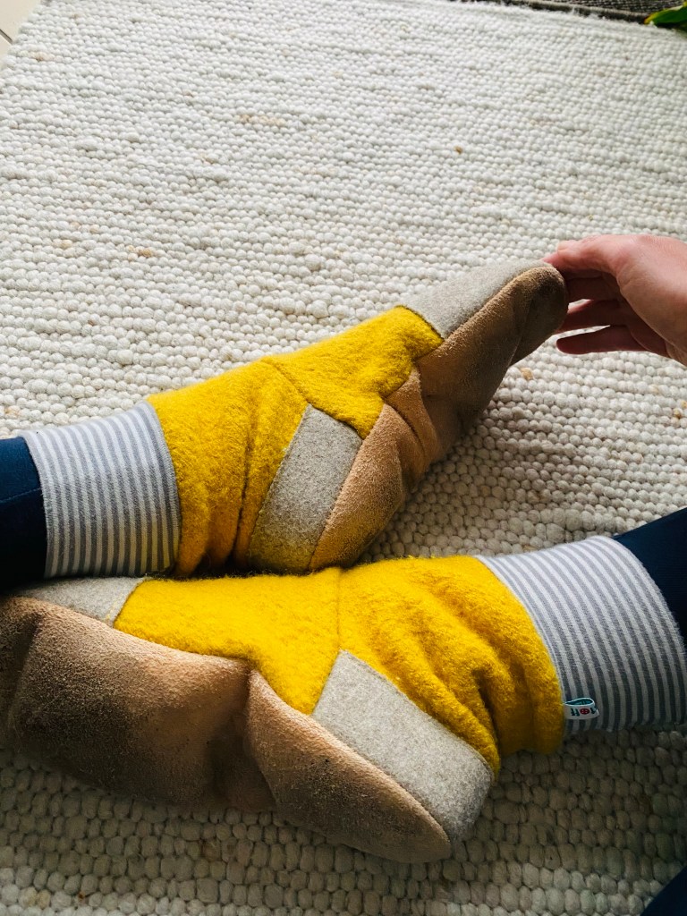 Hausschuhe, wie Barfussschuhe. Warm und flexibel.