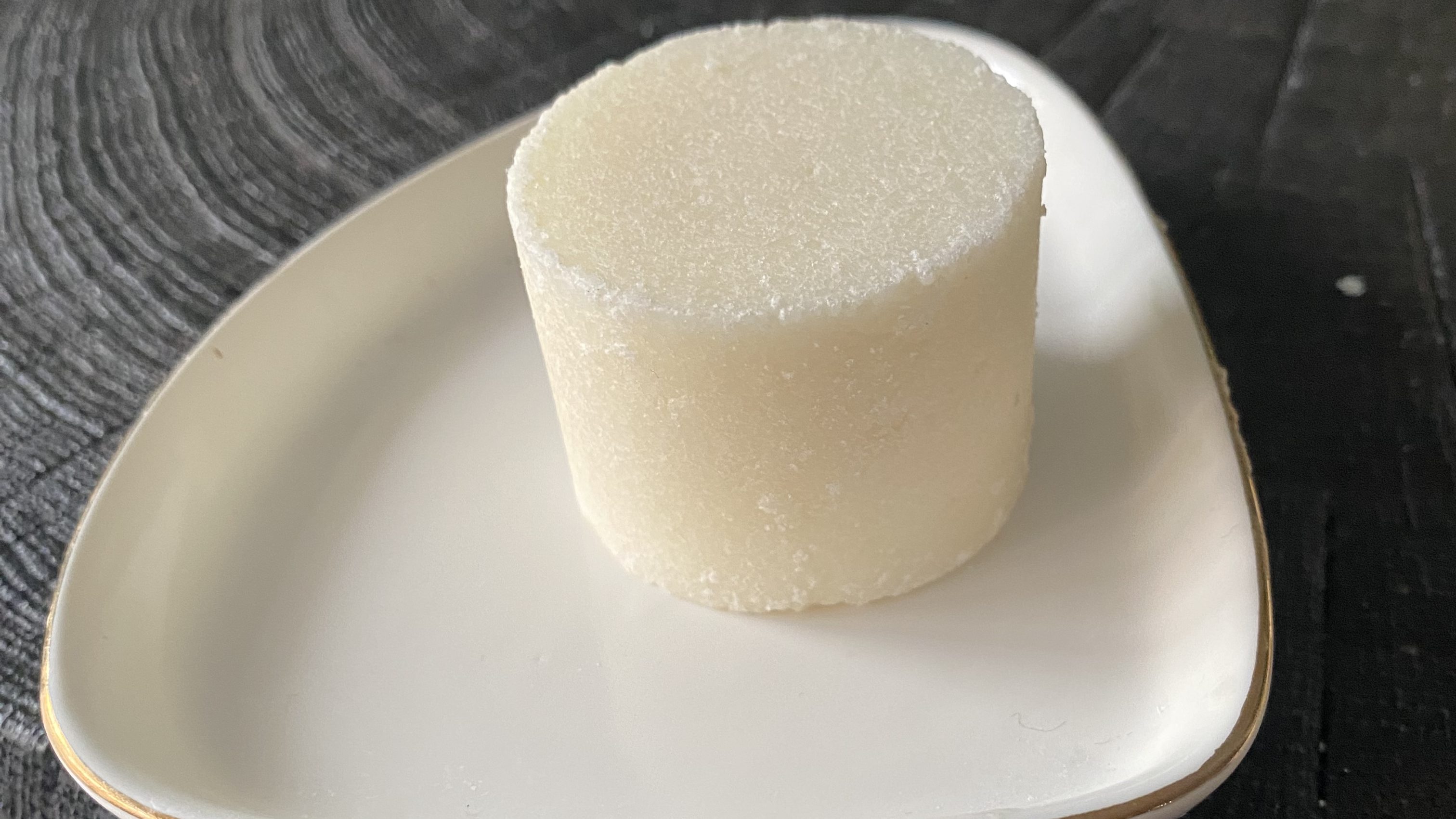 Umweltfreundlicher Shampoo Bar, hochwertige Inhaltsstoffe, plastikfrei und sehr ergiebig