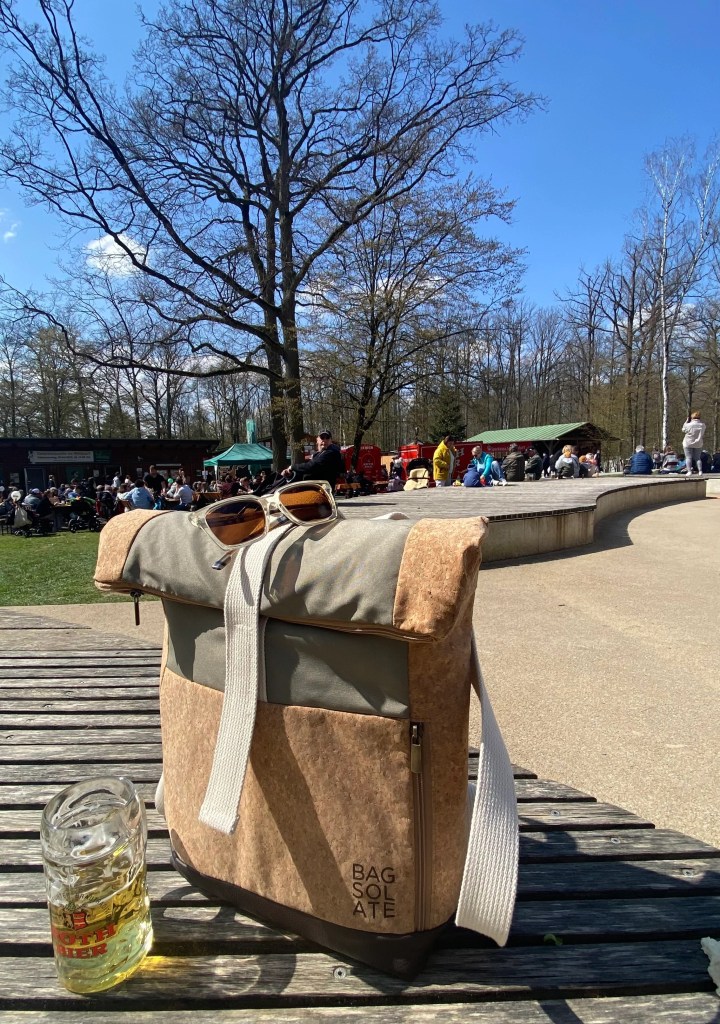 Der stylische BAGSOLATE Rucksack ist nachhaltig und fair und komplett isoliert